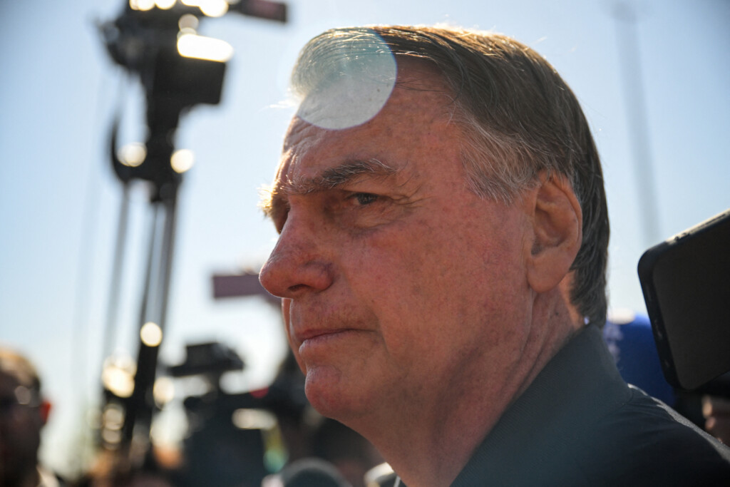 Jair Bolsonaro fala à imprensa depois de ter sido levado pela Polícia Federal para botar uma tornozeleira eletrônica (Foto: Mateus Bonomi/Reuters/Folhapress)