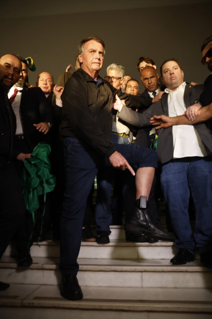 BRASÍLIA, DF, BRASIL, 21.07.2025: JAIR BOLSONARO-POLÍTICA - O ex presidente Jair Bolsonaro mostra a tornozeleira eletrônica, que ele colocou ao cumprir medidas cautelares determinadas pelo ministro Alexandre de Moraes, do STF. Bolsonaro esteve na liderança do PL na Câmara dos Deputados para uma reunião com parlamentares e ao sair mostrou a tornozeleira para a imprensa. (Foto: Pedro Ladeira/Folhapress)