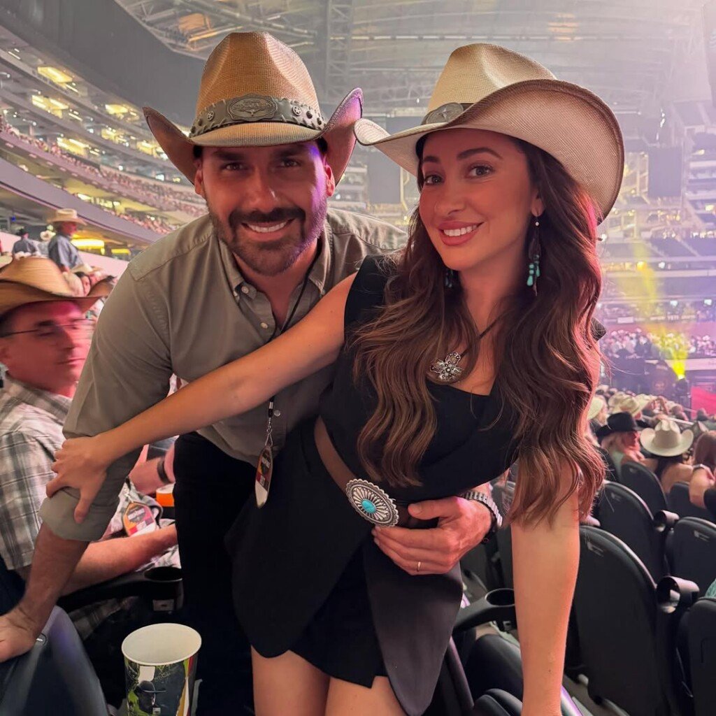 Eduardo Bolsonaro e sua esposa, Heloísa, assistiram à final de um campeonato de rodeios em Arlington no mês de maio (Foto: Instagram/Reprodução)