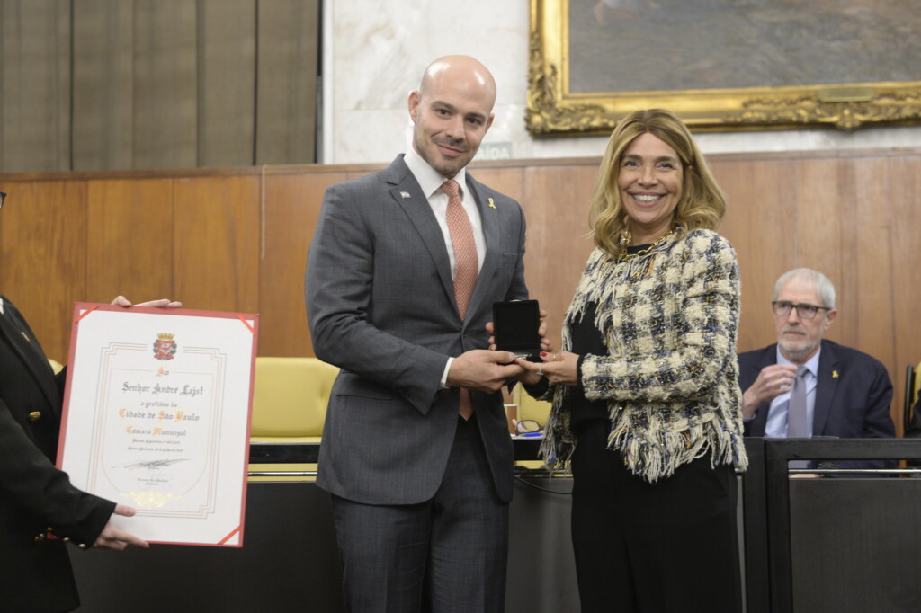 Vereadora Cris Monteiro, do Novo, entregou a Medalha Anchieta ao presidente da StandWithUs Brasil, André Lajst, em maio deste ano, na Câmara de Vereadores de São Paulo (Foto: Mozart Gomes/CMSP)