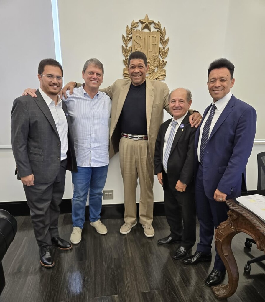 Valdemiro Santiago publicou foto em abril, com Tarcísio e disse que estava orando pelo seu governo (Foto: Instagram/Reprodução)