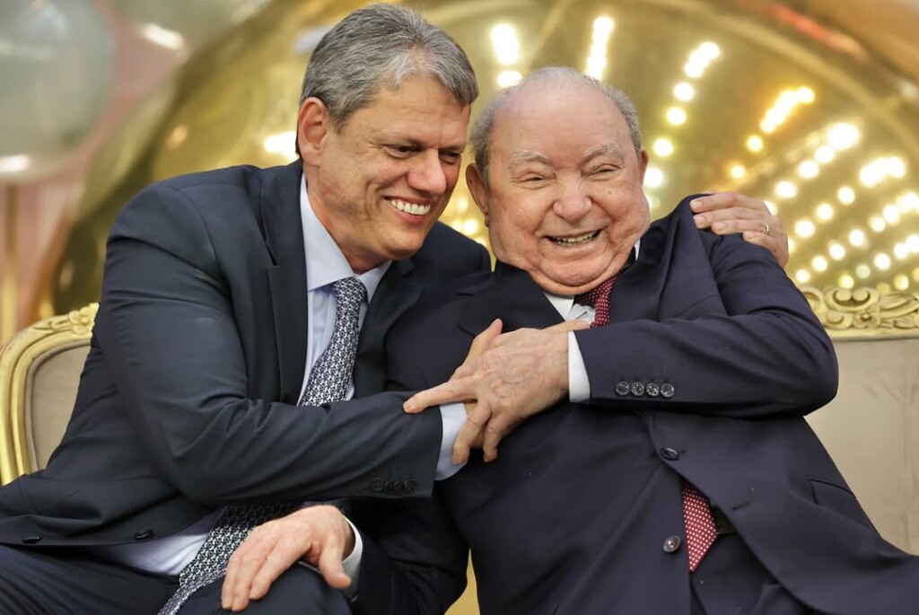 Governador de São Paulo, Tarcísio de Freitas, abraça Manoel Ferreira, bispo-primaz da Madureira e presidente vitalício da Convenção Nacional das Assembleias de Deus Madureira (Foto: Instagram AD Brás/ Reprodução)