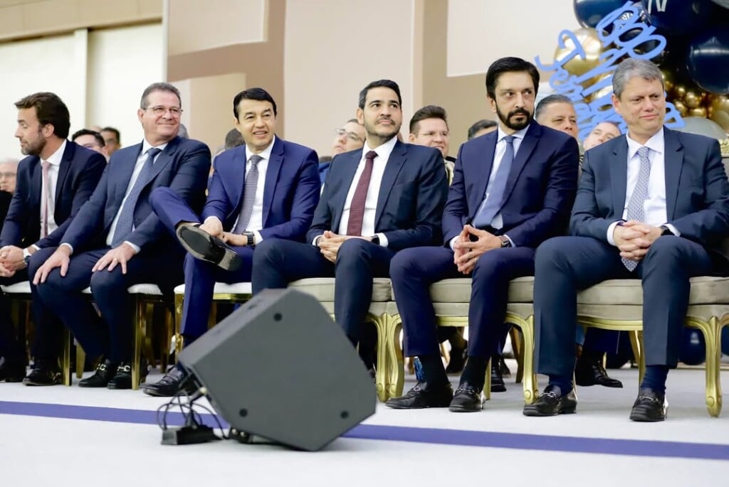 Governador de São Paulo, Tarcísio de Freitas (à direita), prefeito de São Paulo, Ricardo Nunes (ao lado) e advogado-geral da União, Jorge Messias (ao centro) participaram de culto especial em celebração ao aniversário do Manoel e Samuel Ferreira, em junho (Foto: Instagram AD Brás/ Reprodução)