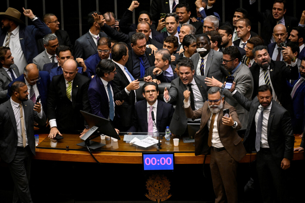 Hugo Motta, presidente da Câmara, só conseguiu sentar na cadeira da presidência após negociar com bolsonaristas Foto: Mateus Banomi/Reuters/Folhapress)