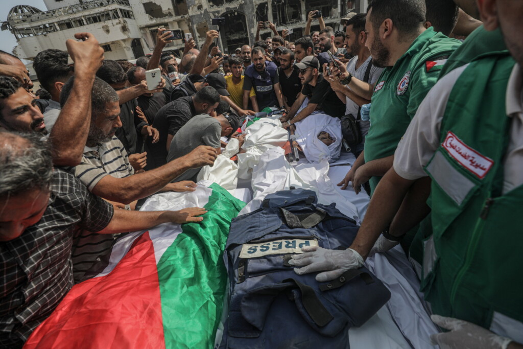 Cinco jornalistas da Al Jazeera foram assassinados em ataque de Israel em Gaza (Foto: Mohammed Saber/Agência Efe/Folhapress)