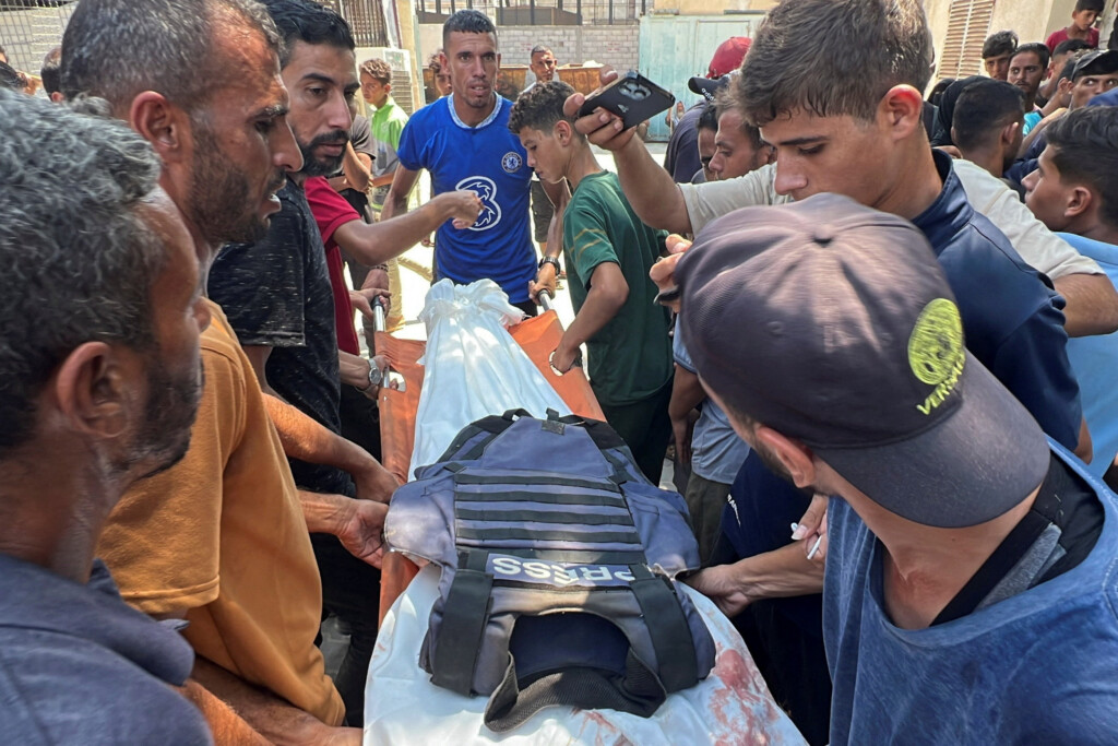 Mourners carry the body of Palestinian cameraman Hussam al-Masri, who was a contractor for Reuters, after he was killed along with other journalists and people in Israeli strikes on Nasser hospital, in Khan Younis in the southern Gaza Strip, August 25, 2025. REUTERS/Stringer ORG XMIT: GAZ