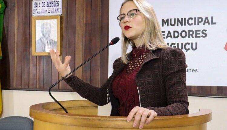 Ex-vereadora de Canguçu pelo PT, Iasmin Roloff renunciou à 2ª vice-presidência após ter sido escolhida para "embelezar" a mesa diretora (Foto: Arquivo pessoal)