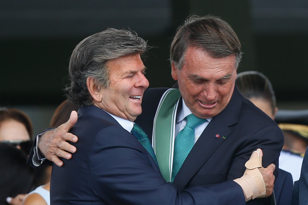 Fux e Bolsonaro se abraçam durante cerimônia para o Dia do Exército, em Brasília, no dia 19 de abril de 2022 (Foto: Gabriela Biló/Folhapress)