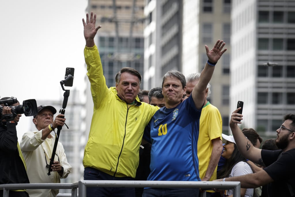 Jair Bolsonaro e Tarcísio de Freitas se abraçam durante ato a favor da anistia para os criminosos do 8 de Janeiro realizado em abril, na Avenida Paulista, em São Paulo (Foto: Bruno Santos/ Folhapress)