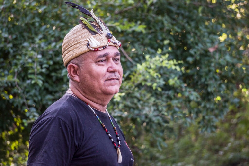 “Se é tão pouca água que eles vão usar, por que não coloca [o data center] lá distante? Por que na beirada do rio?”, questiona Roberto Anacé, cacique do povo Anacé da Terra Tradicional (Foto Iago Barreto Soares/Intercept)