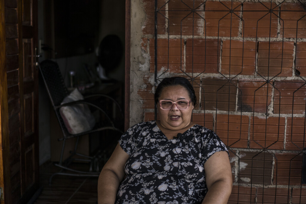 Jordana Nunes, que mora em comunidade rural de Caucaia, diz que governo desrespeita a população que sofre com falta d'água ao priorizar abastecimento das indústrias do Cipp (Foto Iago Barreto Soares/Intercept)