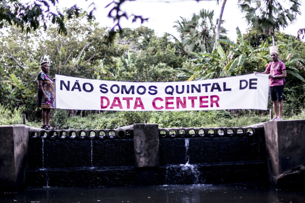 Comunidades rurais e indígenas de Caucaia têm se unido e até exibido faixas criticando os impactos do data center do TikTok (Foto Iago Barreto Soares/Intercept)