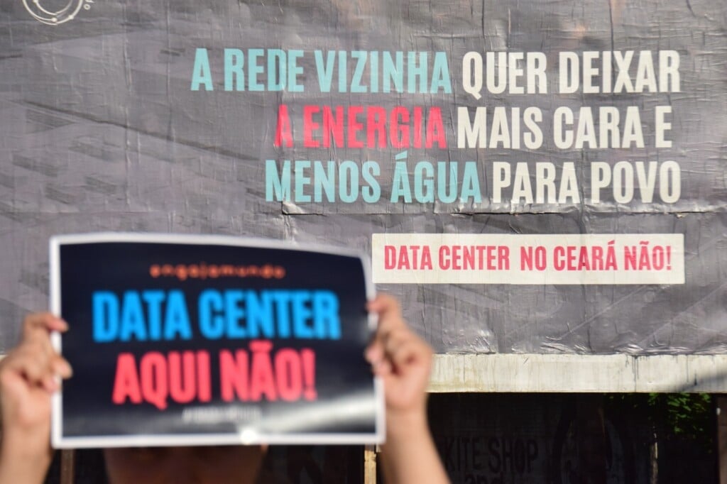 Um outdoor criticando o projeto do TikTok foi instalado em uma via que conecta Caucaia e Fortaleza, por iniciativa da Engajamundo, organização de jovens ativistas pelo clima (Foto Sara Café/Engajamundo)