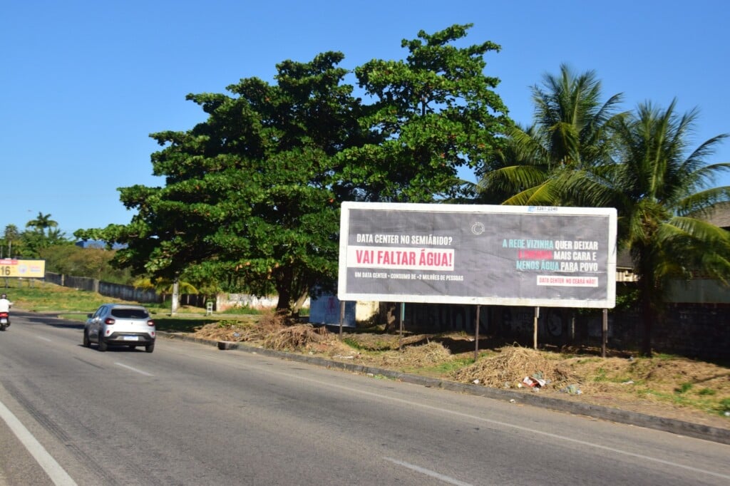 Um outdoor criticando o projeto do TikTok foi instalado em uma via que conecta Caucaia e Fortaleza, por iniciativa da Engajamundo, organização de jovens ativistas pelo clima (Foto Sara Café/Engajamundo)