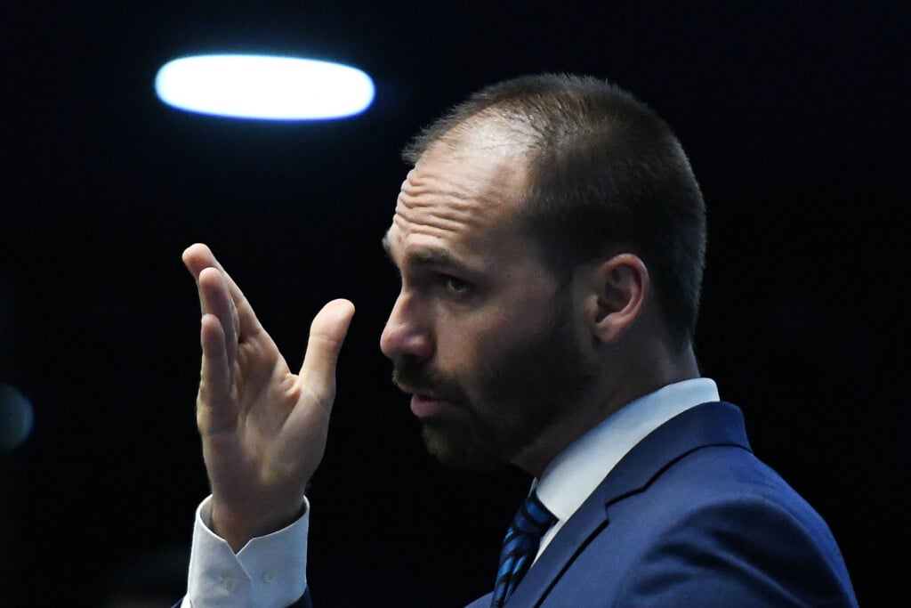 BRASÍLIA, DF, 22.10.2019 - O deputado federal Eduardo Bolsonaro, líder do PSL (Partido Social Liberal) na Câmara dos Deputados, durante votação em segundo turno do texto principal na nova Previdência, no plenário do Senado Federal, em Brasília (DF). (Foto: Edu Andrade/Fatopress/Folhapress)