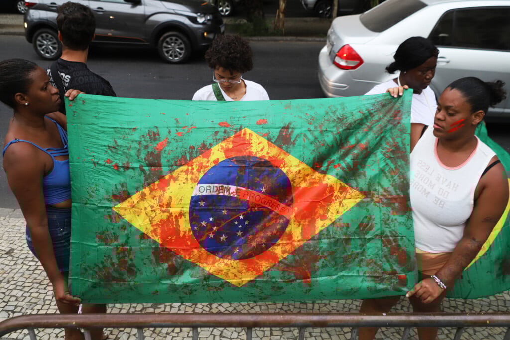 Legenda: RIO DE JANEIRO, RJ, 29.10.2025 - PROTESTO-RJ - Familiares dos mortos durante a Operação Contenção, que prendeu 113 criminosos e apreendeu 118 armas nos complexos do Alemão e da Penha, protestam em frente ao Palácio Guanabara, nesta quarta-feira, 29. (Foto Charles Sholl/Brazil Photo Press/Folhapress)