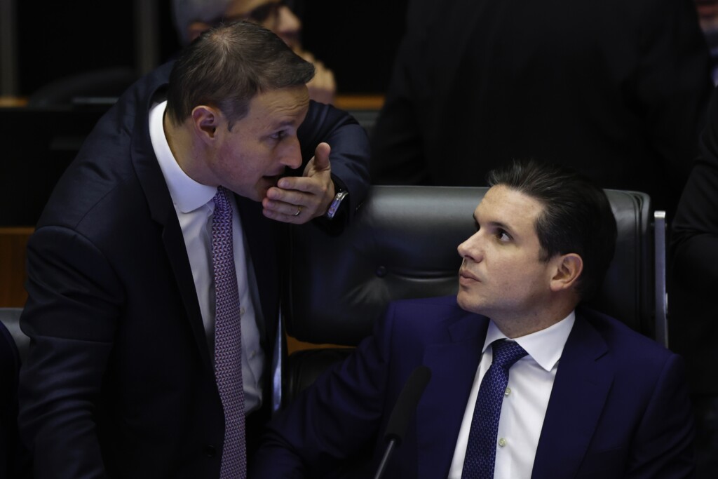 Derrite conversa com o presidente da Câmara, Hugo Motta, durante a votação do PL Antifacção (Foto: Pedro Ladeira/Folhapress)