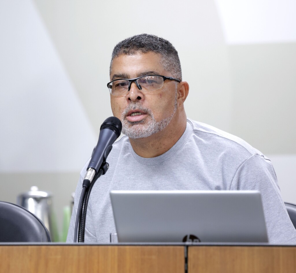 Reginaldo Francisco, pai de Thainara, participou de audiência pública na Assembleia Legislativa para tratar da violência policial, em maio (Foto: Daniel Protzner/ALMG)