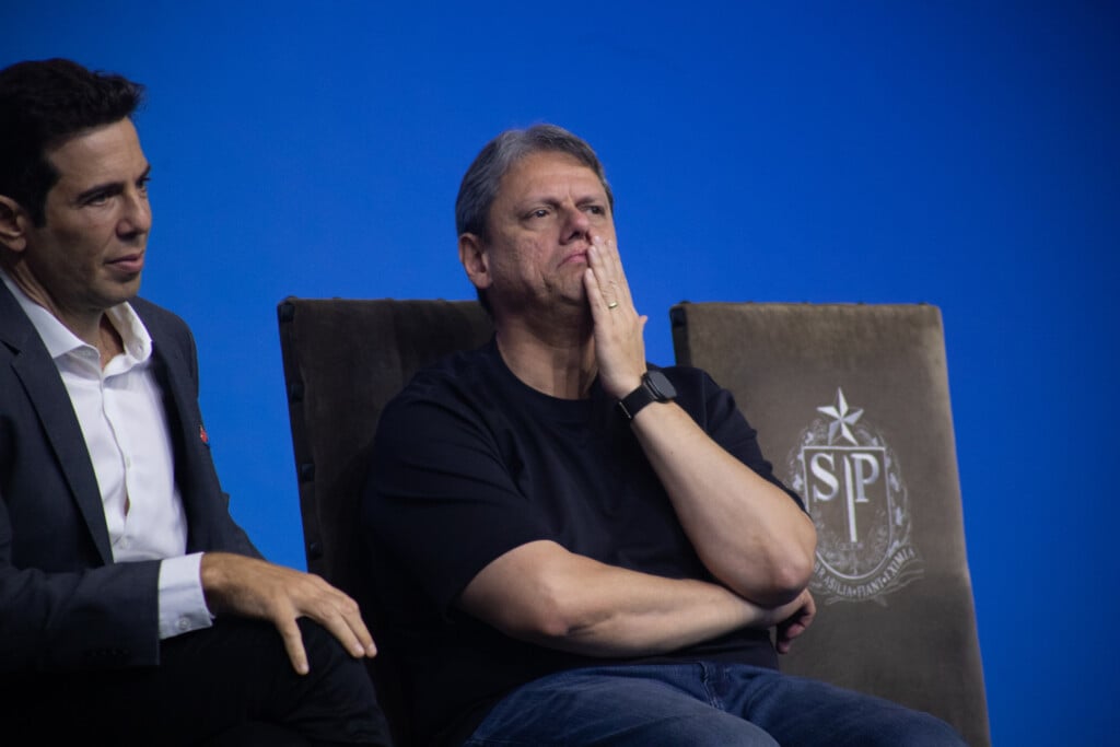 SÃO PAULO(SP), 15/10/2025 - TARCÍSIO DE FREITAS/ENTREGA/MEDALHAS/DA/OLIMPÍADA/DE/MATEMÁTICA/SP - O Governador de São Paulo, Tarcísio de Freitas e o Secretário de Educação Renato Feder na entrega de medalhas para os vencedores da Olimpíada Estadual de Matemática, no Palácio dos Bandeirantes, na zona sul de São Paulo. Nesta quarta-feira (15) (Foto: Nino Cirenza/Ato Press/Folhapress)