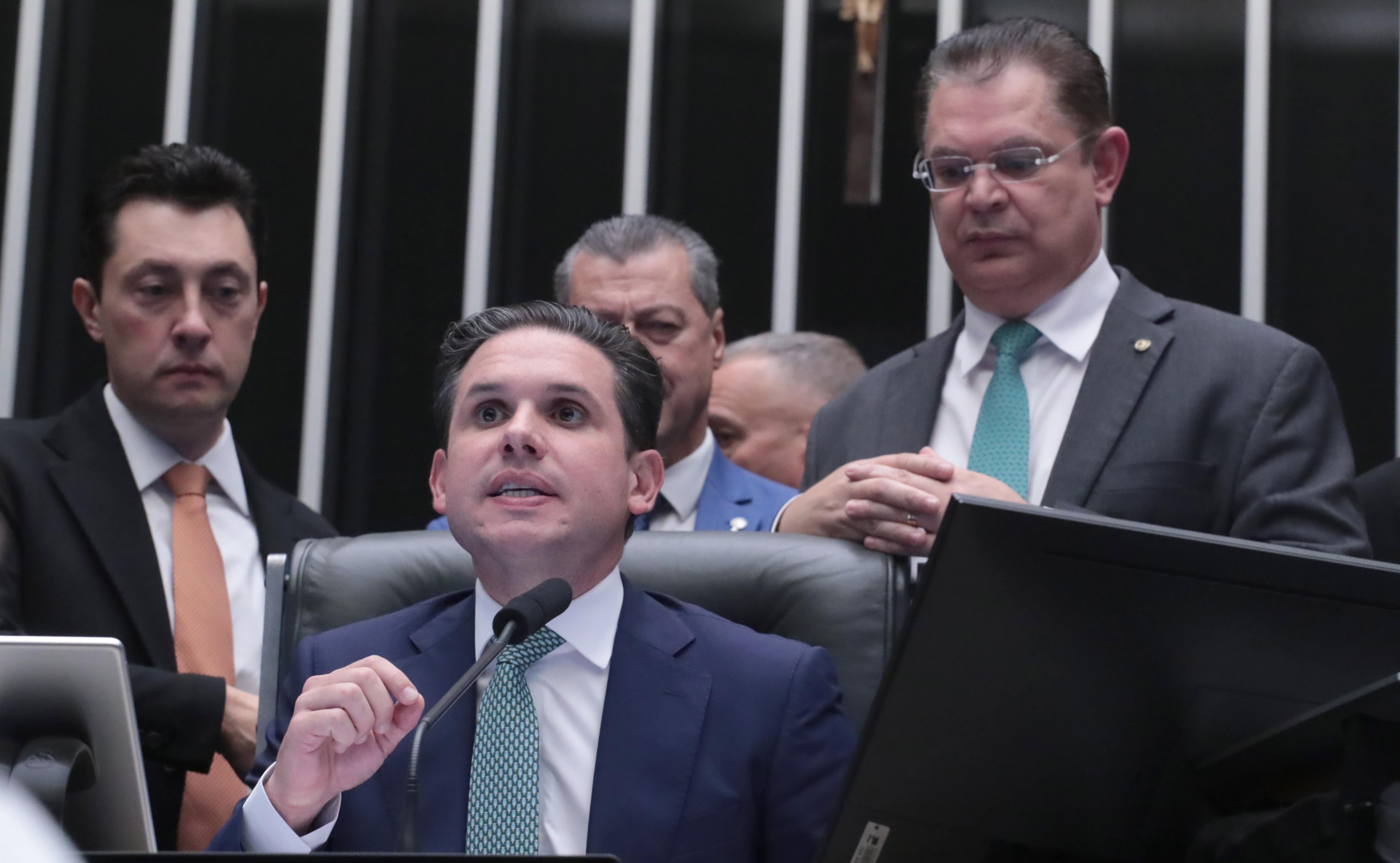 Violência de Hugo Motta contra jornalistas começou após pergunta sobre rachadinha